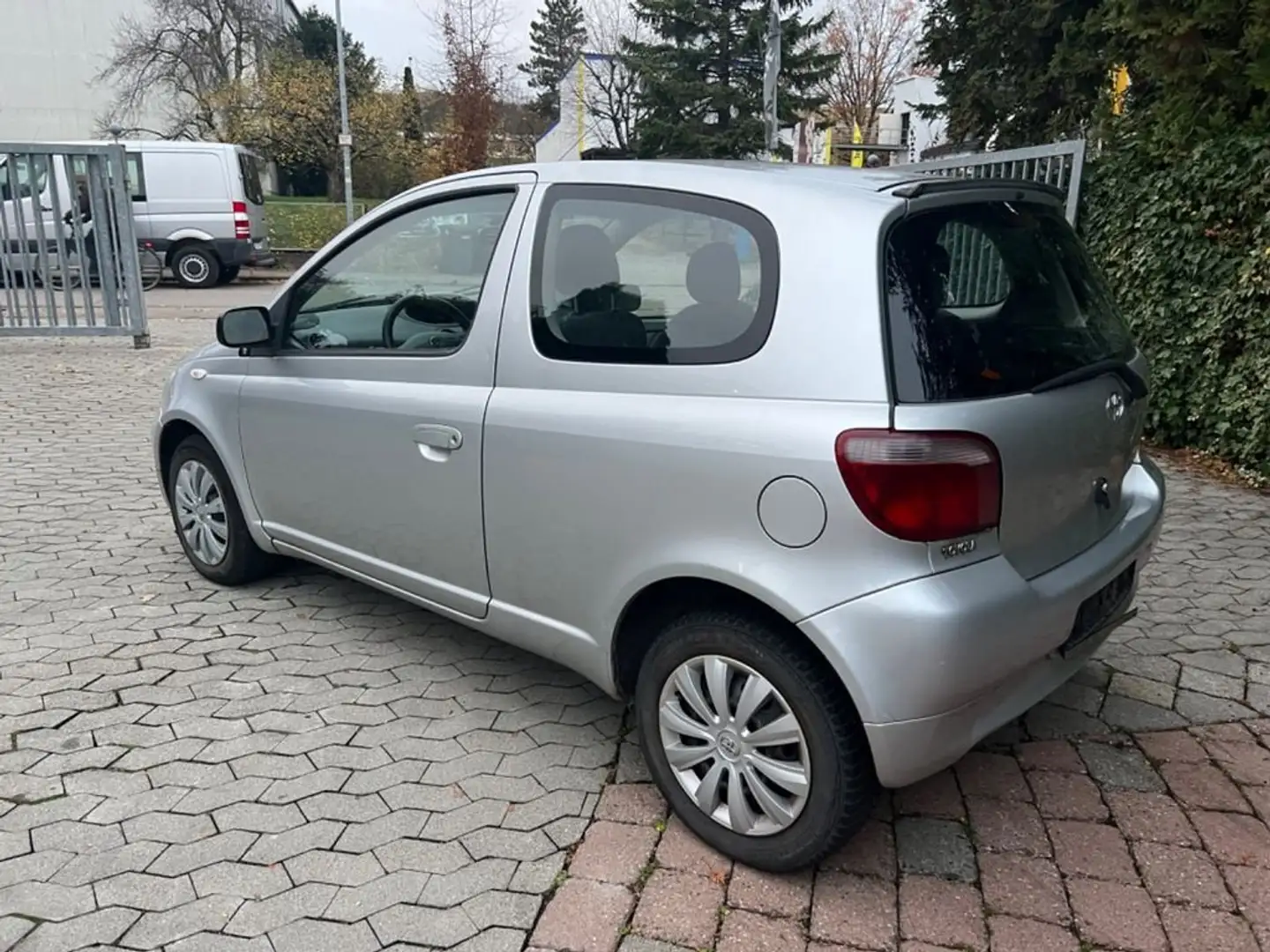 Toyota Yaris 1.3i 16v Linea Sol Gris - 2