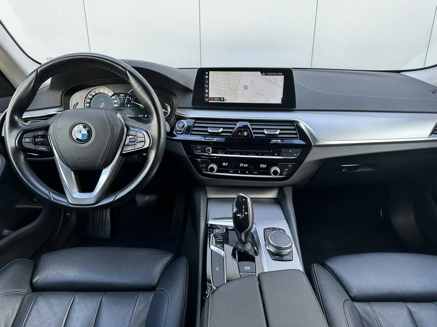 BMW 520 5-serie Touring 520i Executive automaat Pano/Trekh Grijs - 2
