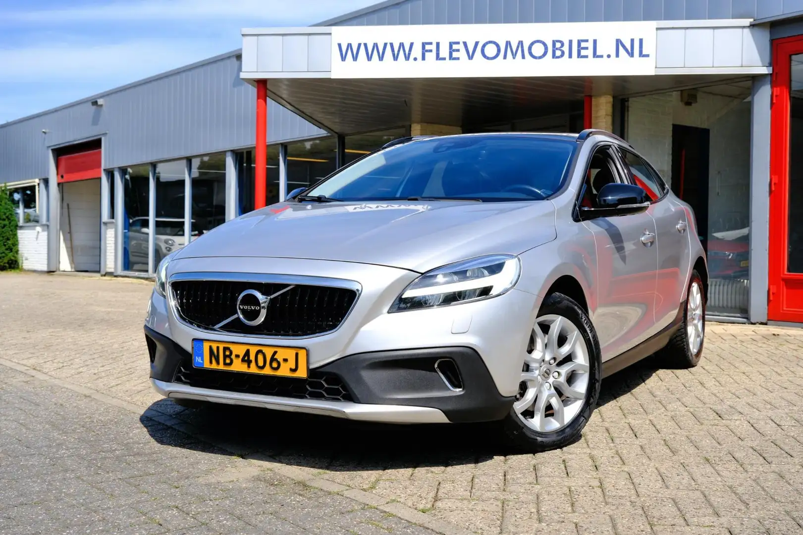 Volvo V40 Cross Country 2.0 D3 150pk Momentum Pano|Leder|Navi|Clima|Cam Grijs - 1