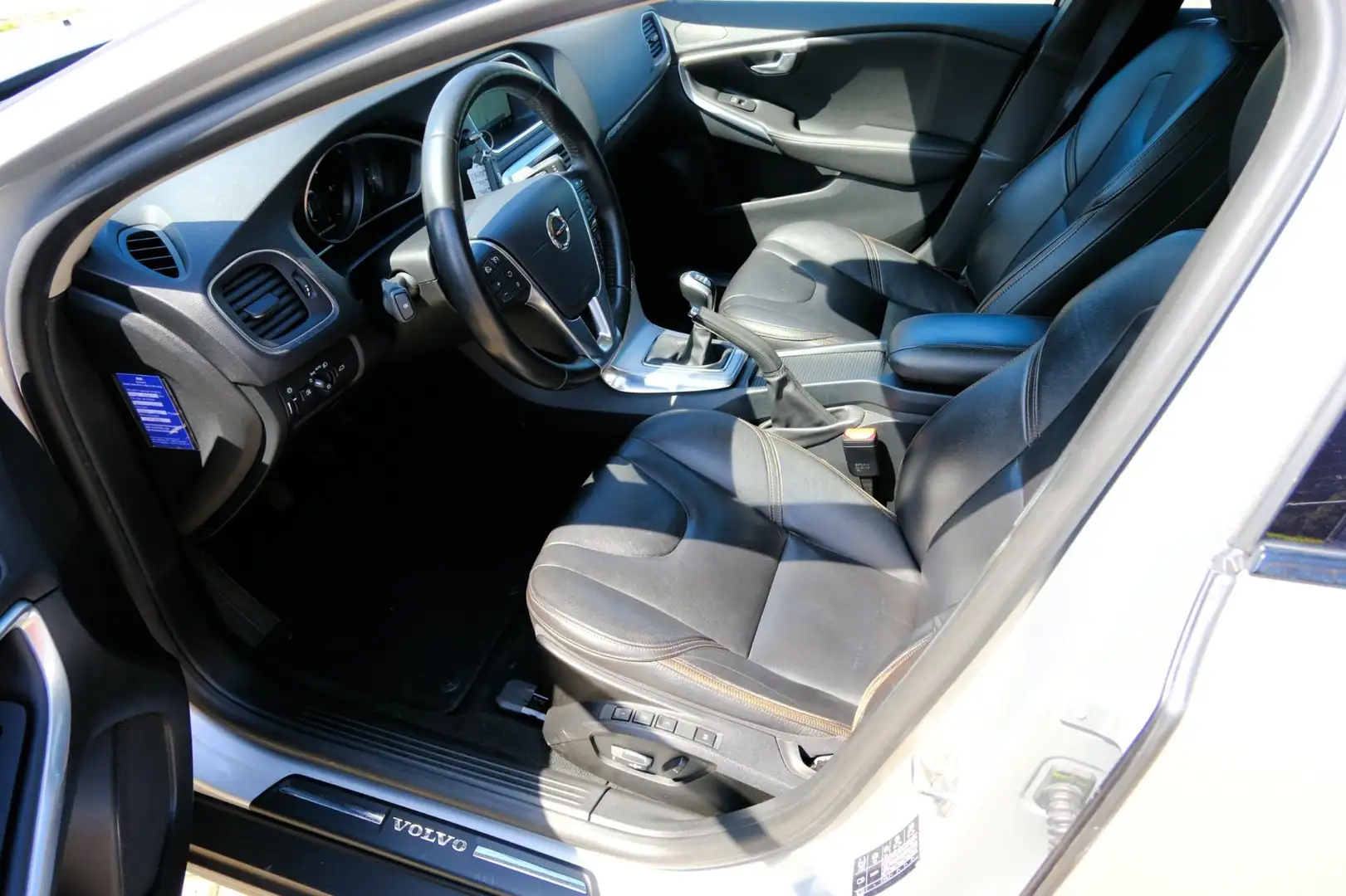 Volvo V40 Cross Country 2.0 D3 150pk Momentum Pano|Leder|Navi|Clima|Cam Gris - 2