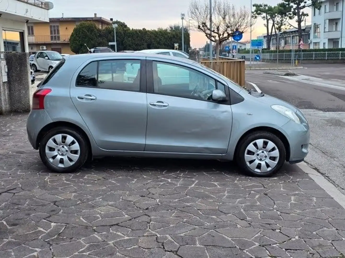 Toyota Yaris 1.0 5p. Sol Grigio - 2