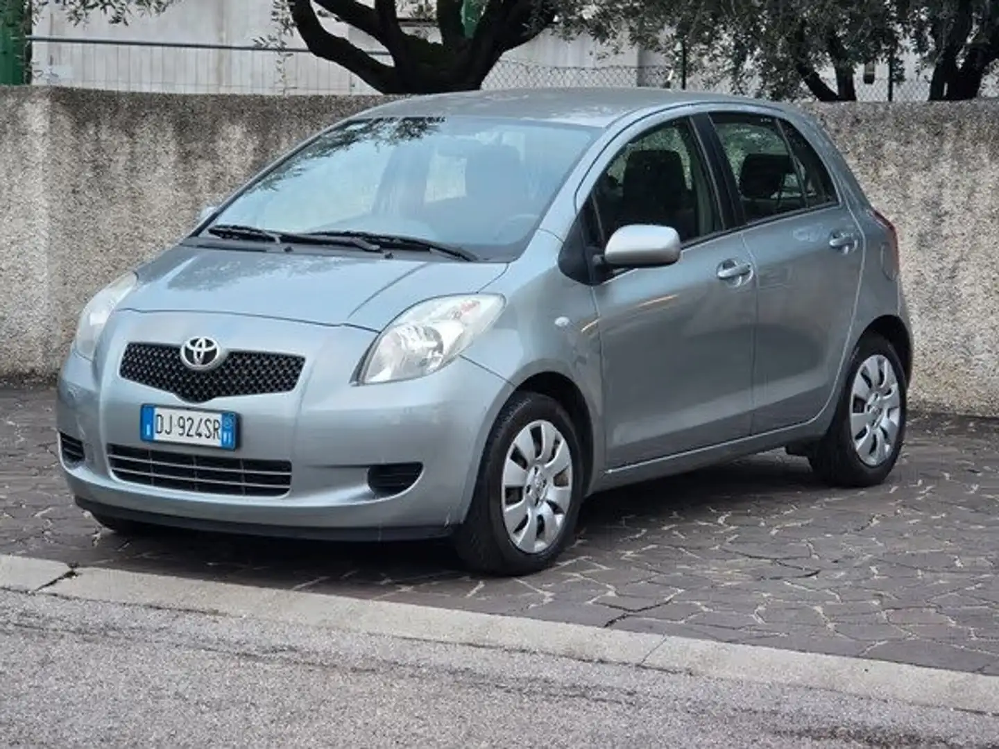 Toyota Yaris 1.0 5p. Sol Grigio - 1