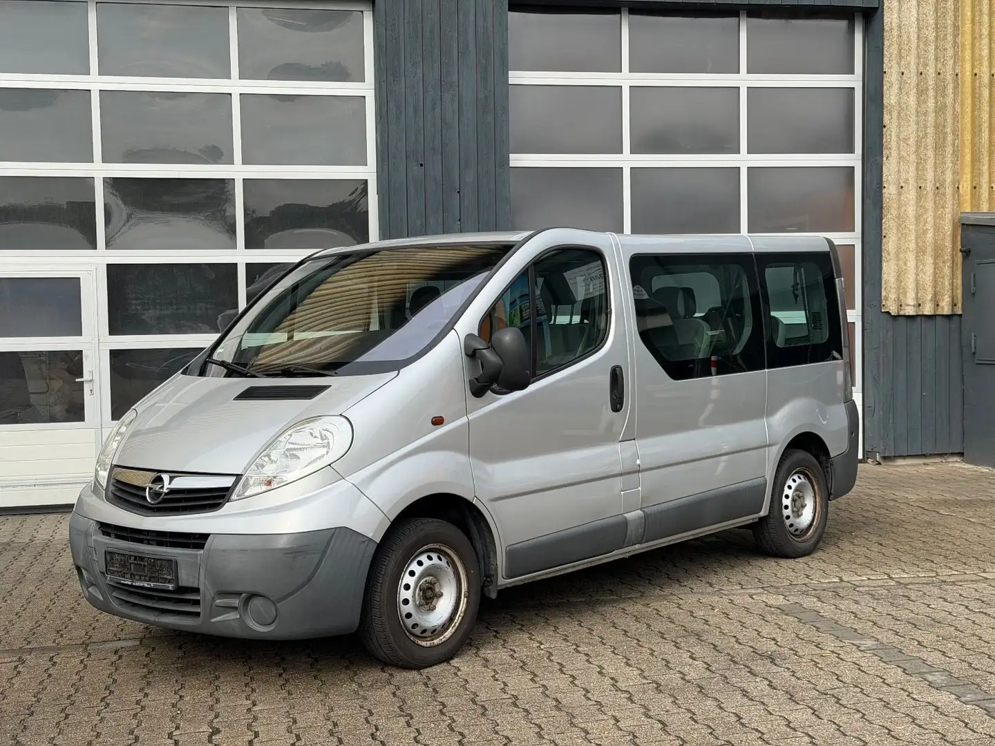 Opel Vivaro Kasten/Kombi L1H1 2,7t/Klima/AHK/9-Sitz. Silber - 1