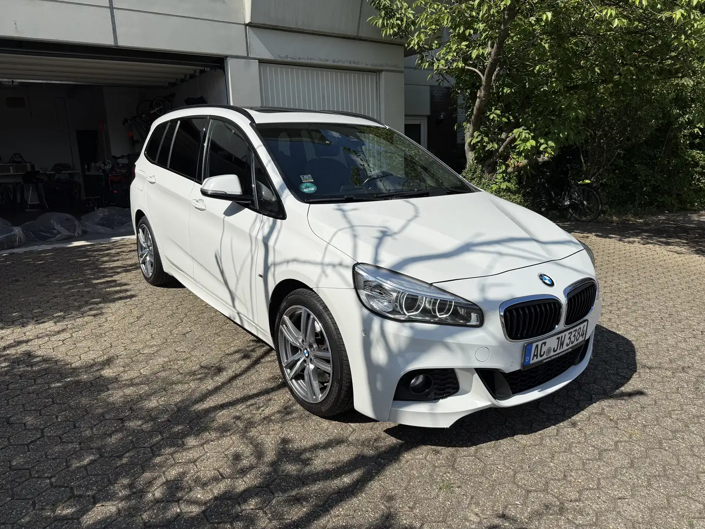 BMW 220 220 d xDrive M Sport, GranTourer, Leder, Pano Weiß - 2