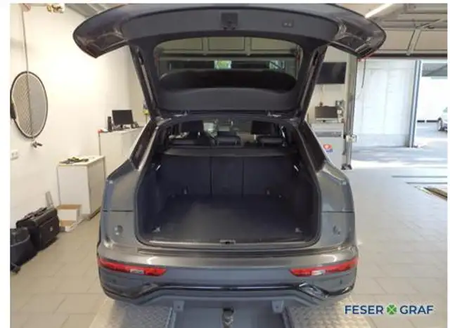 Audi Q5 view 9