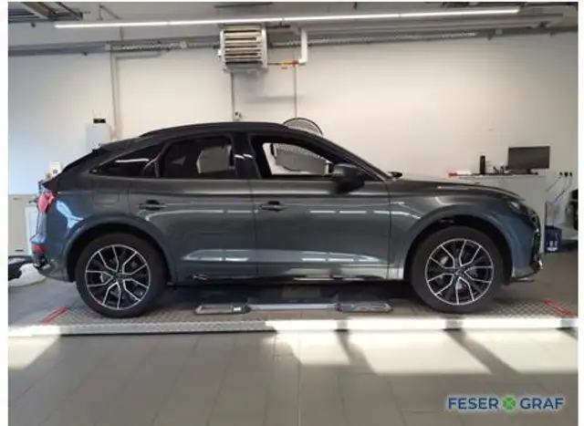 Audi Q5 view 3