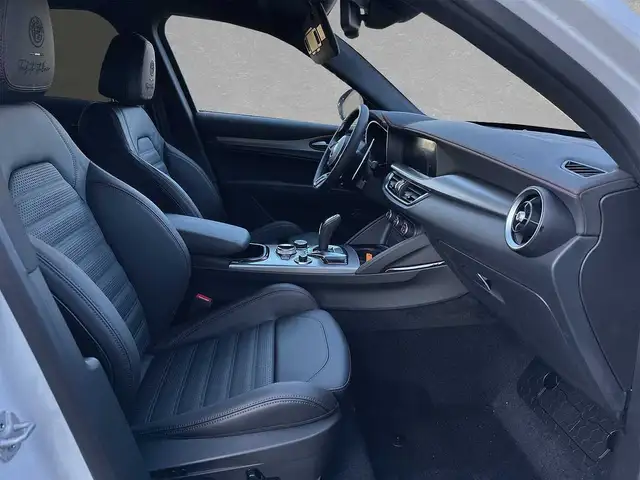 Alfa Romeo Stelvio view 6