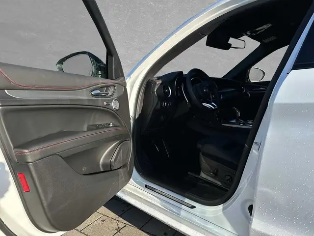 Alfa Romeo Stelvio view 5