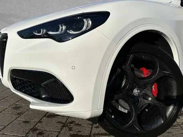 Alfa Romeo Stelvio view 13