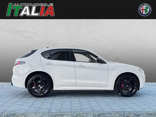 Alfa Romeo Stelvio view 3