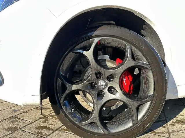 Alfa Romeo Stelvio view 9