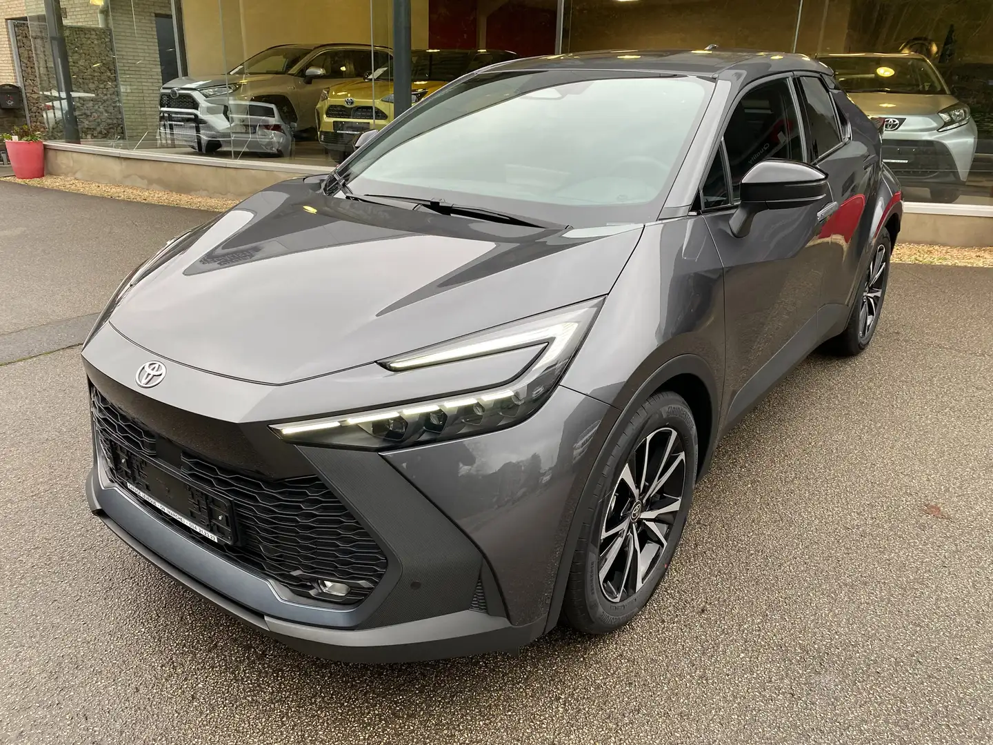 Toyota C-HR 1.8 Hybrid Dynamic Plus E-CVT Gris - 1