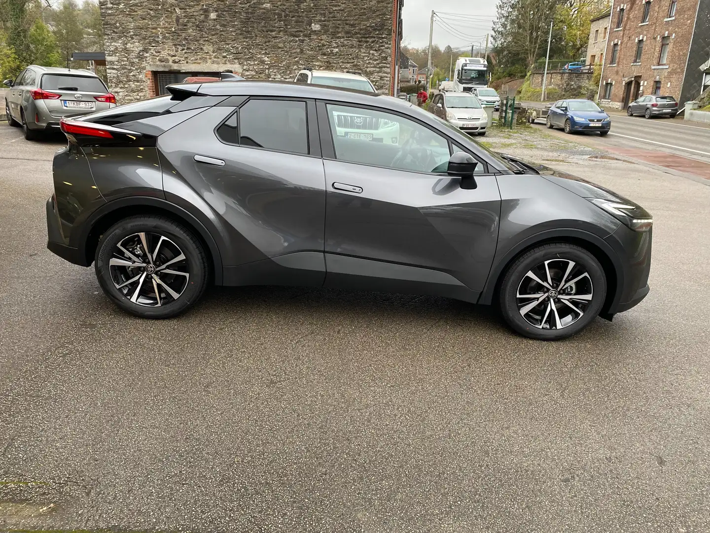 Toyota C-HR 1.8 Hybrid Dynamic Plus E-CVT Gris - 2