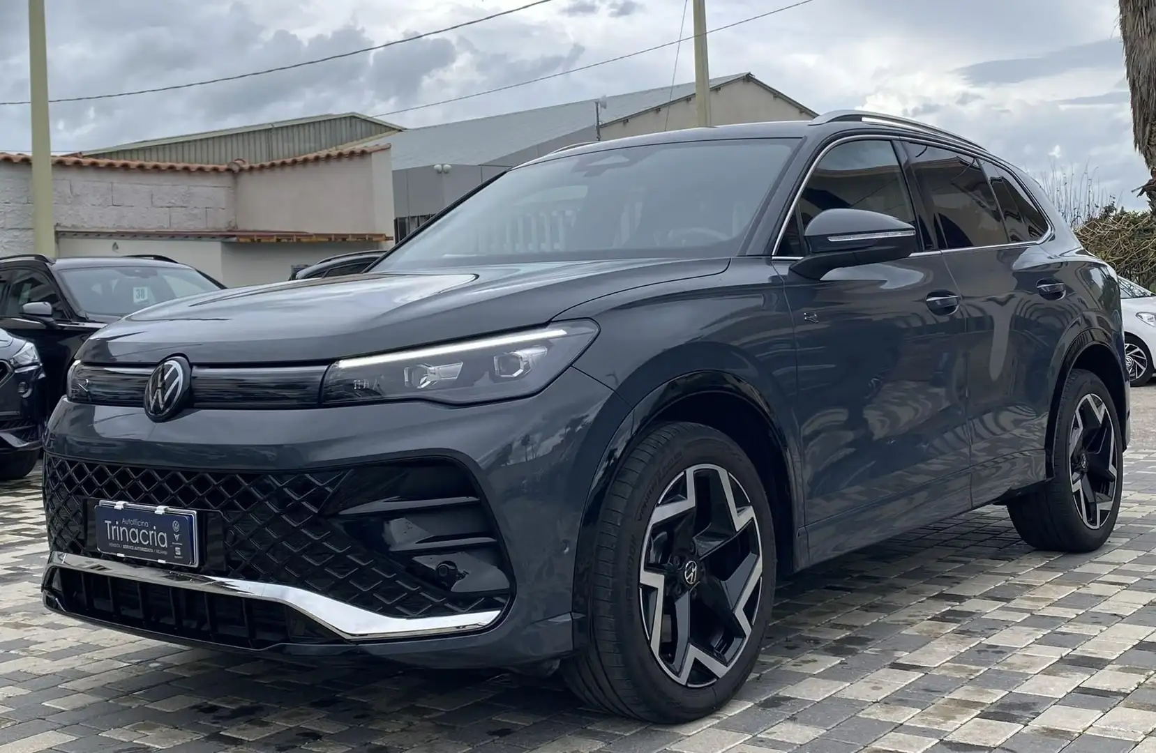 Volkswagen Tiguan 2.0 TDI SCR R-LINE DSG 150CV Grigio - 1