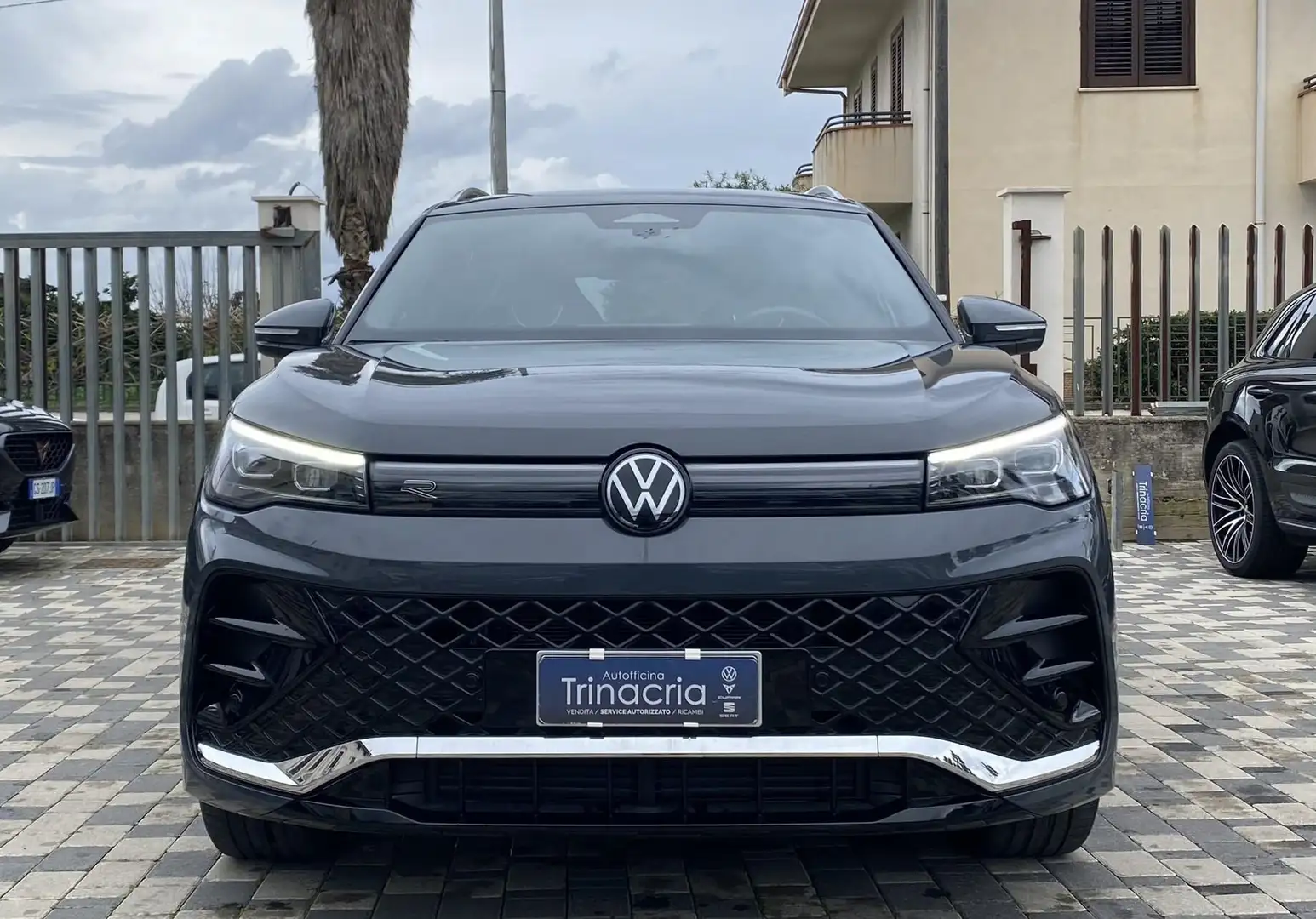 Volkswagen Tiguan 2.0 TDI SCR R-LINE DSG 150CV Grigio - 2