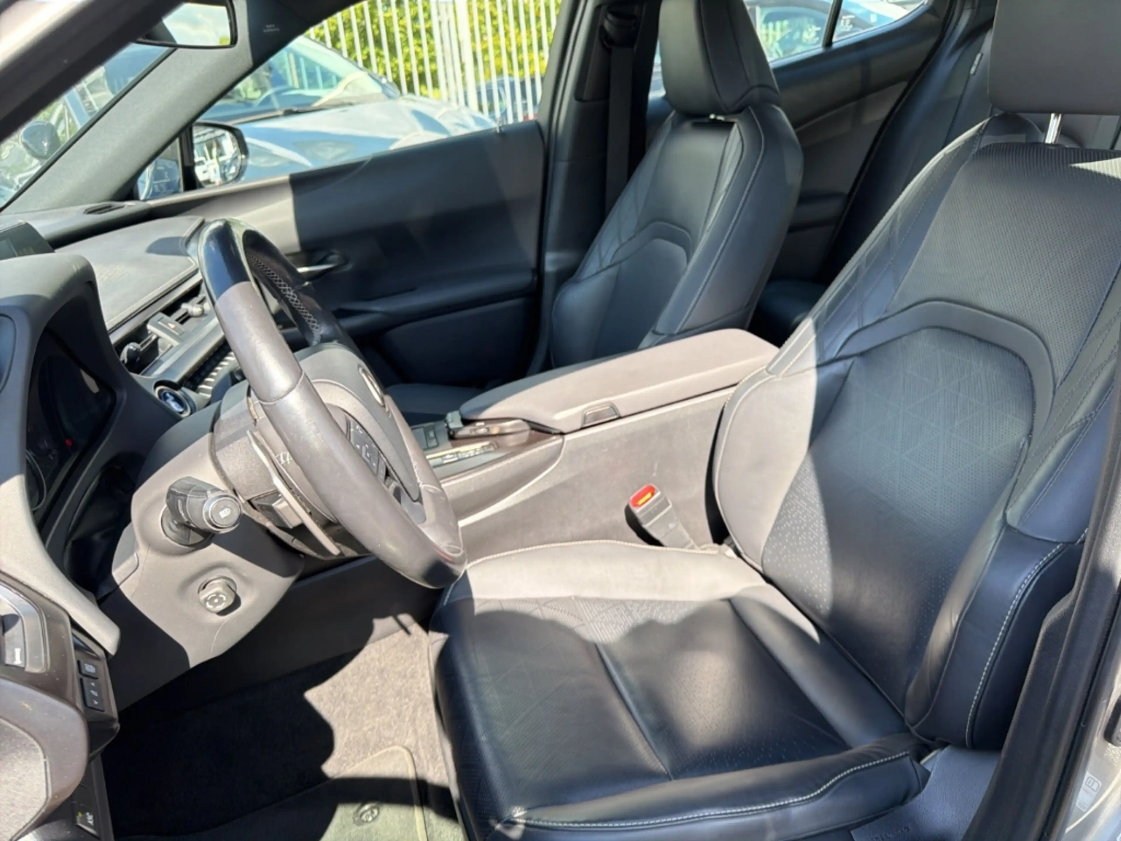 Lexus UX 300e Luxury Line Kamera Navi LED Leder Sitzklima — photo 5