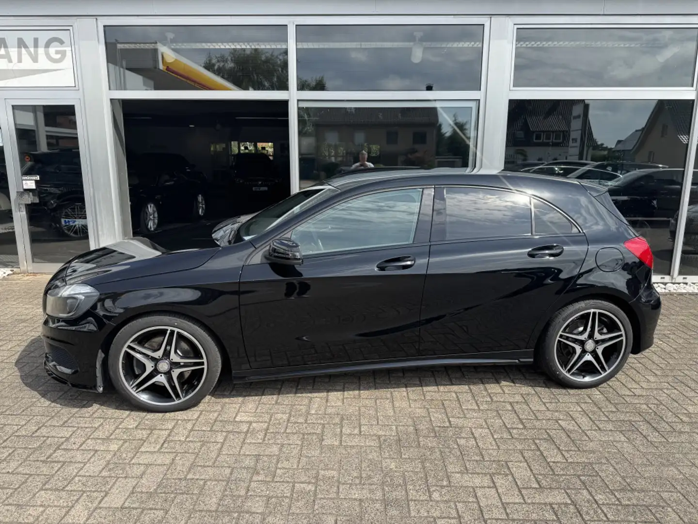 Mercedes-Benz A 220 BiXenon Navi Leder H&K Kamera Schwarz - 2