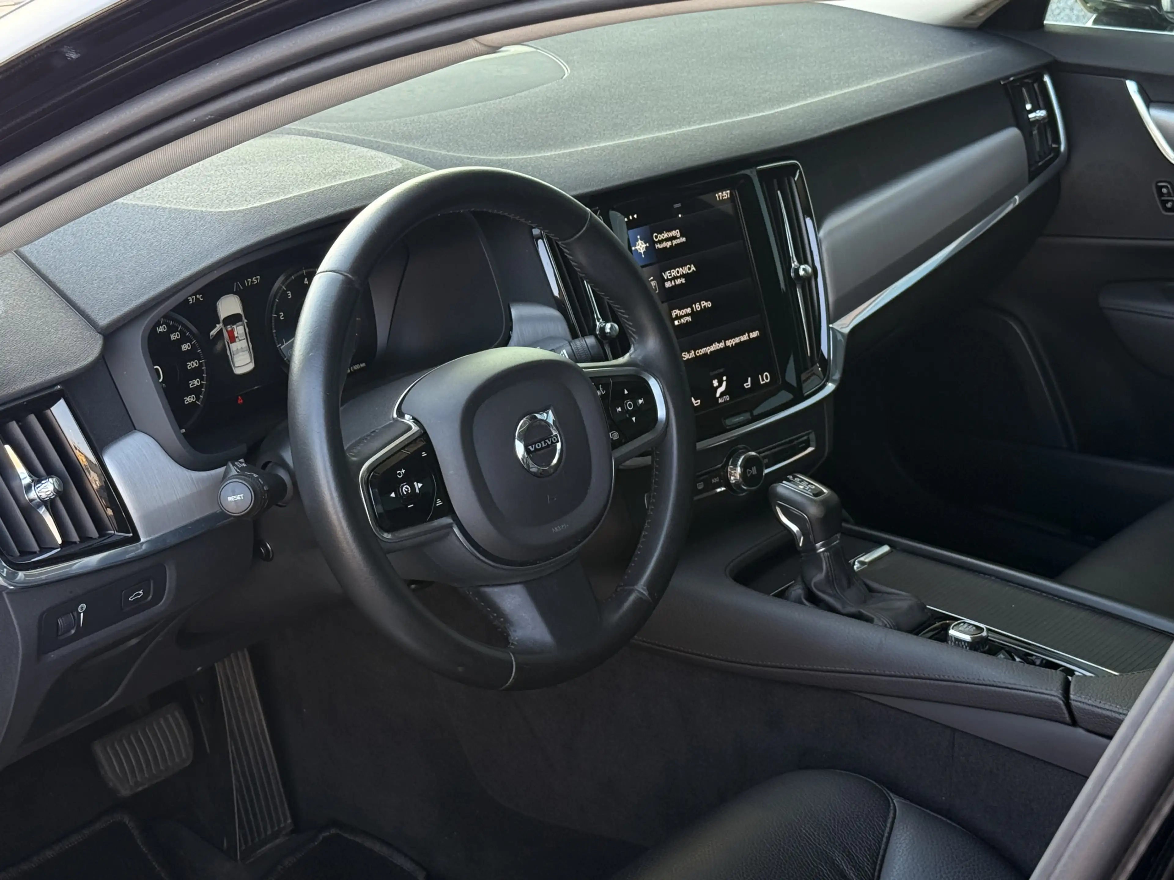 Volvo S90 2.0 T4 Momentum | Leder | Parkeersensor | ACC | Ap — photo 2