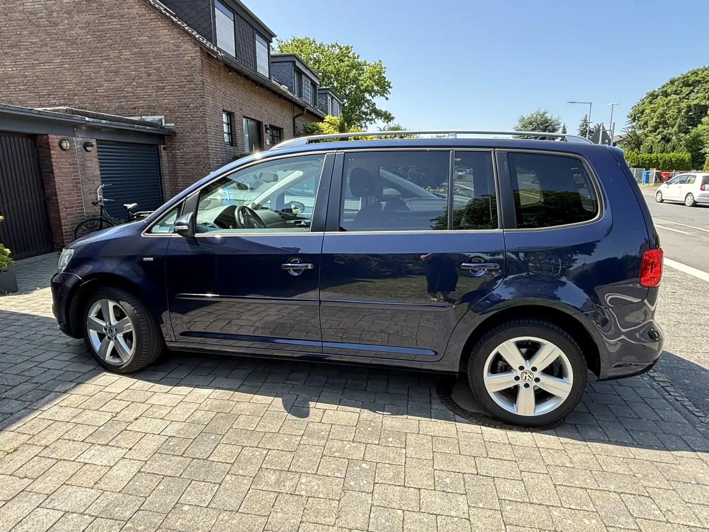 Volkswagen Touran Life, DSG, Panorama Dach, 7 Sitze Blau - 2