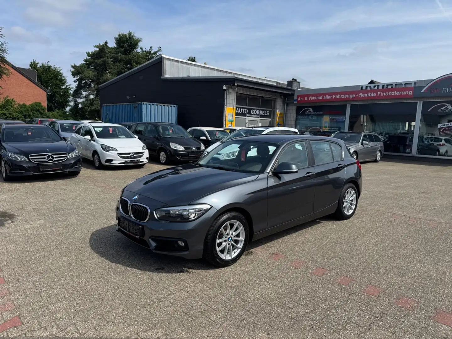 BMW 118 i Advantage 5-trg Sitzhz Klimaauto PDC Tempo Grau - 1