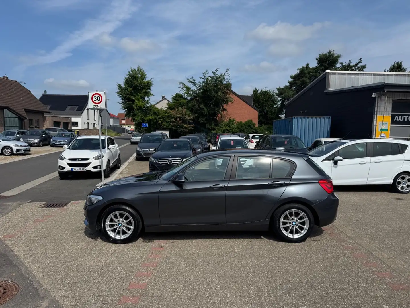BMW 118 i Advantage 5-trg Sitzhz Klimaauto PDC Tempo Grau - 2