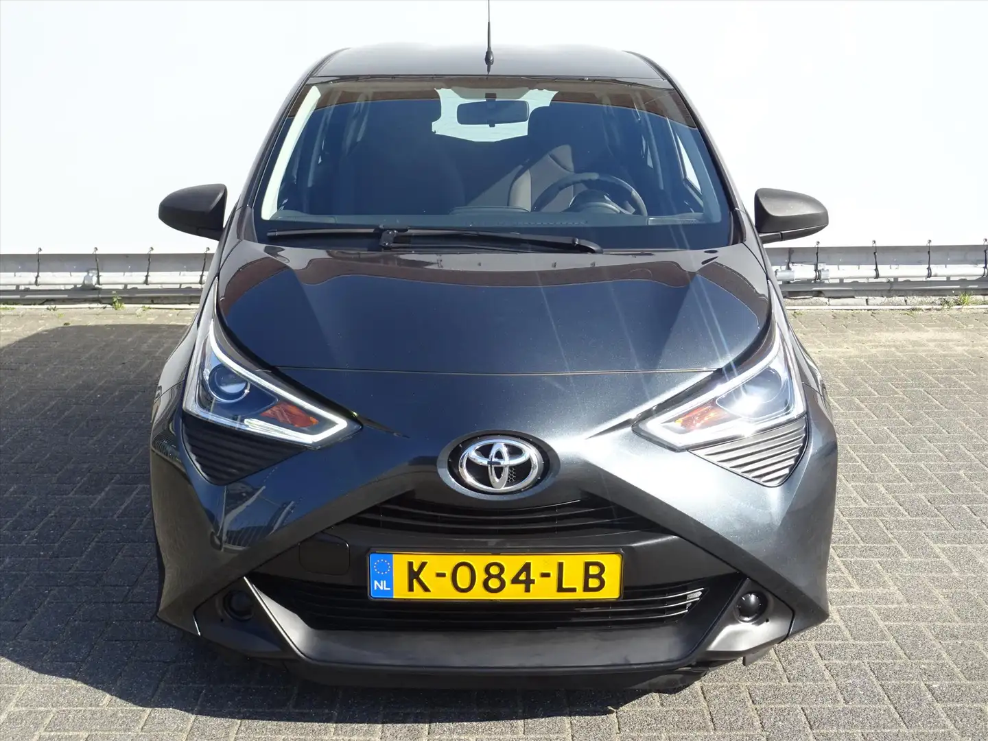 Toyota Aygo 1.0 VVT-i 72pk 5D x-fun / 35.000 KM !!! Grau - 2