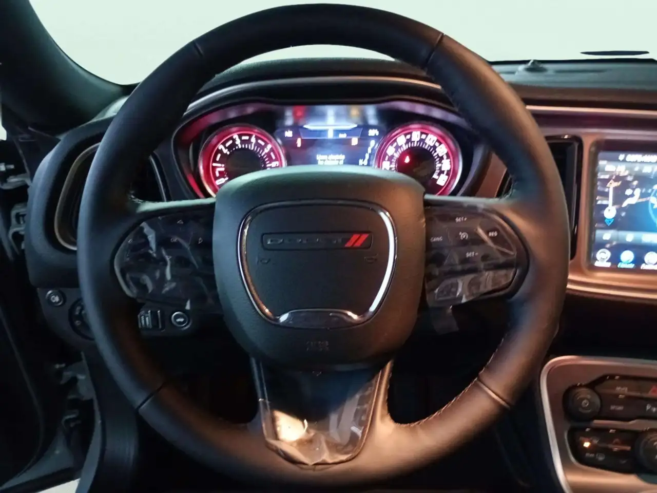 Dodge Challenger 2022 — фото 11