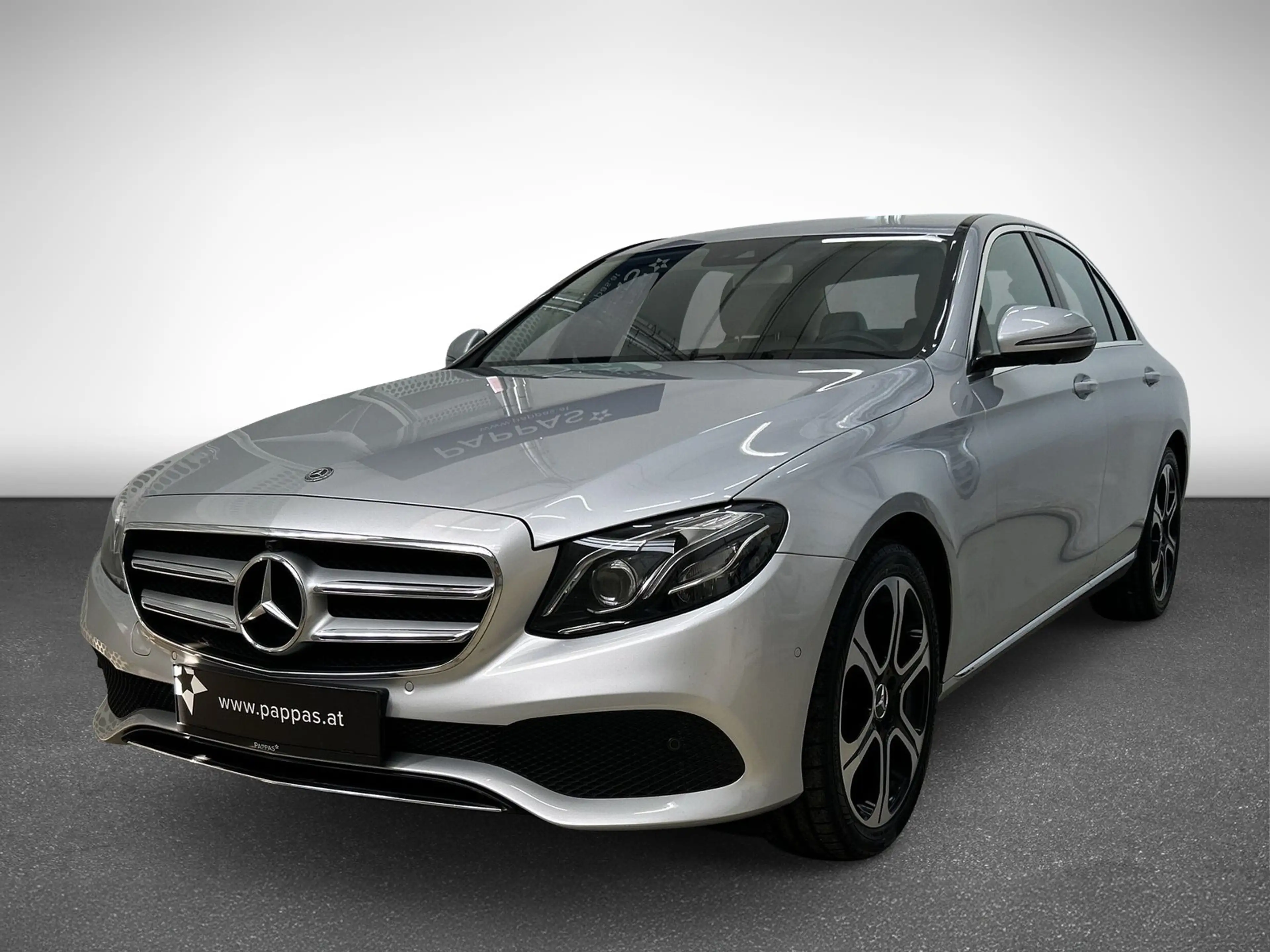 Mercedes-Benz E 400 4MATIC Limousine SHZ Navi — photo 2
