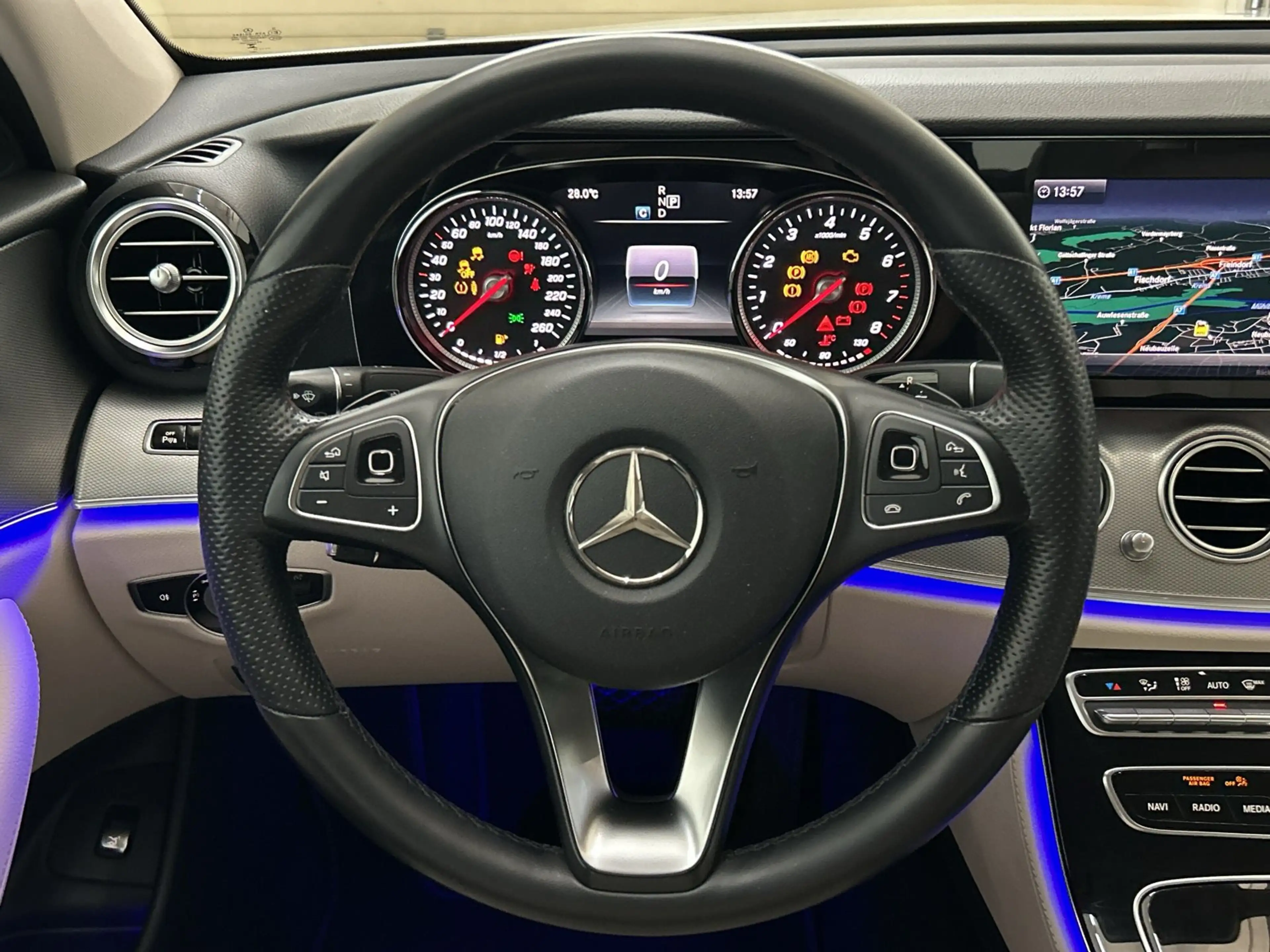 Mercedes-Benz E 400 4MATIC Limousine SHZ Navi — photo 9