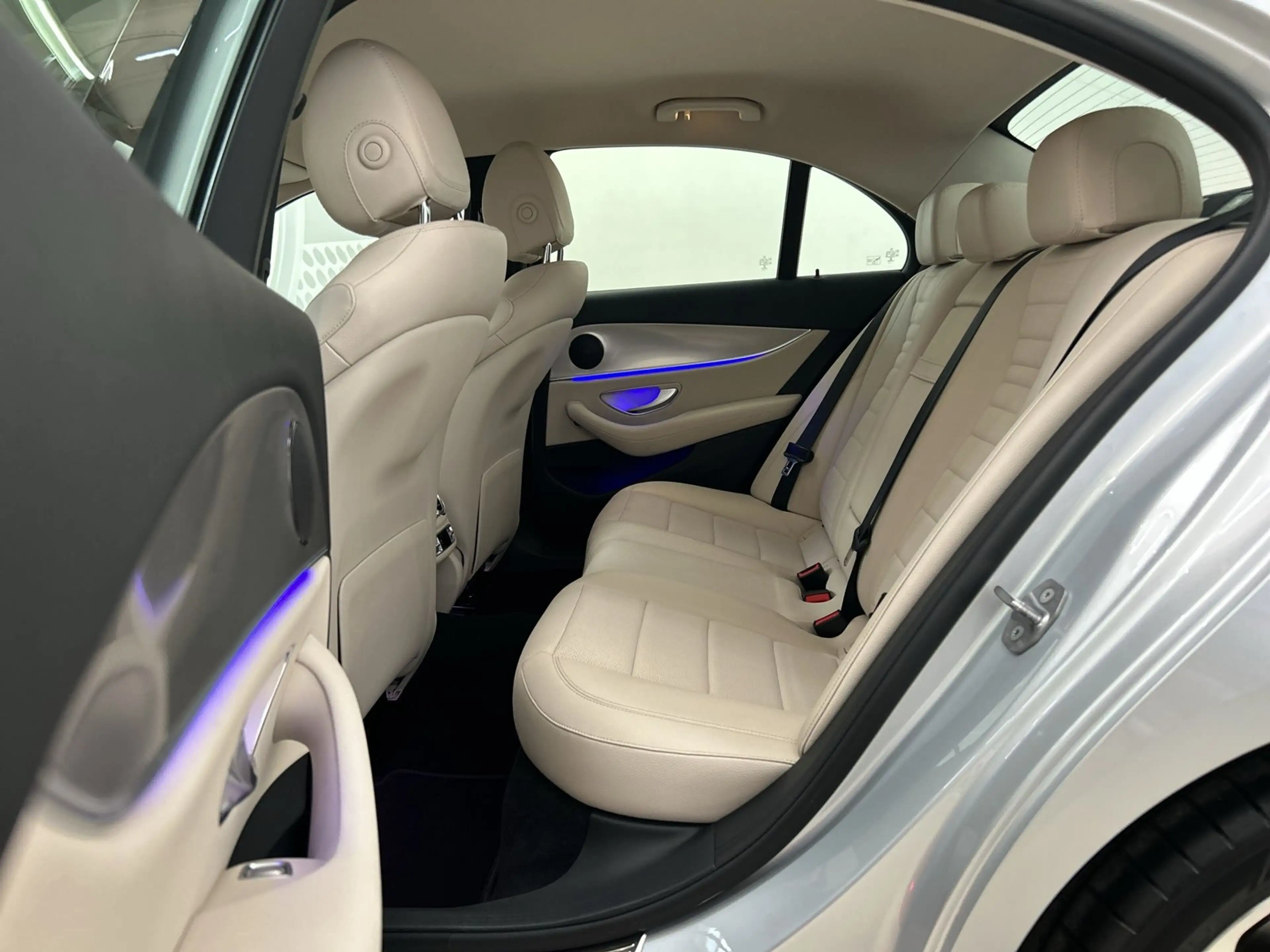 Mercedes-Benz E 400 4MATIC Limousine SHZ Navi — photo 17