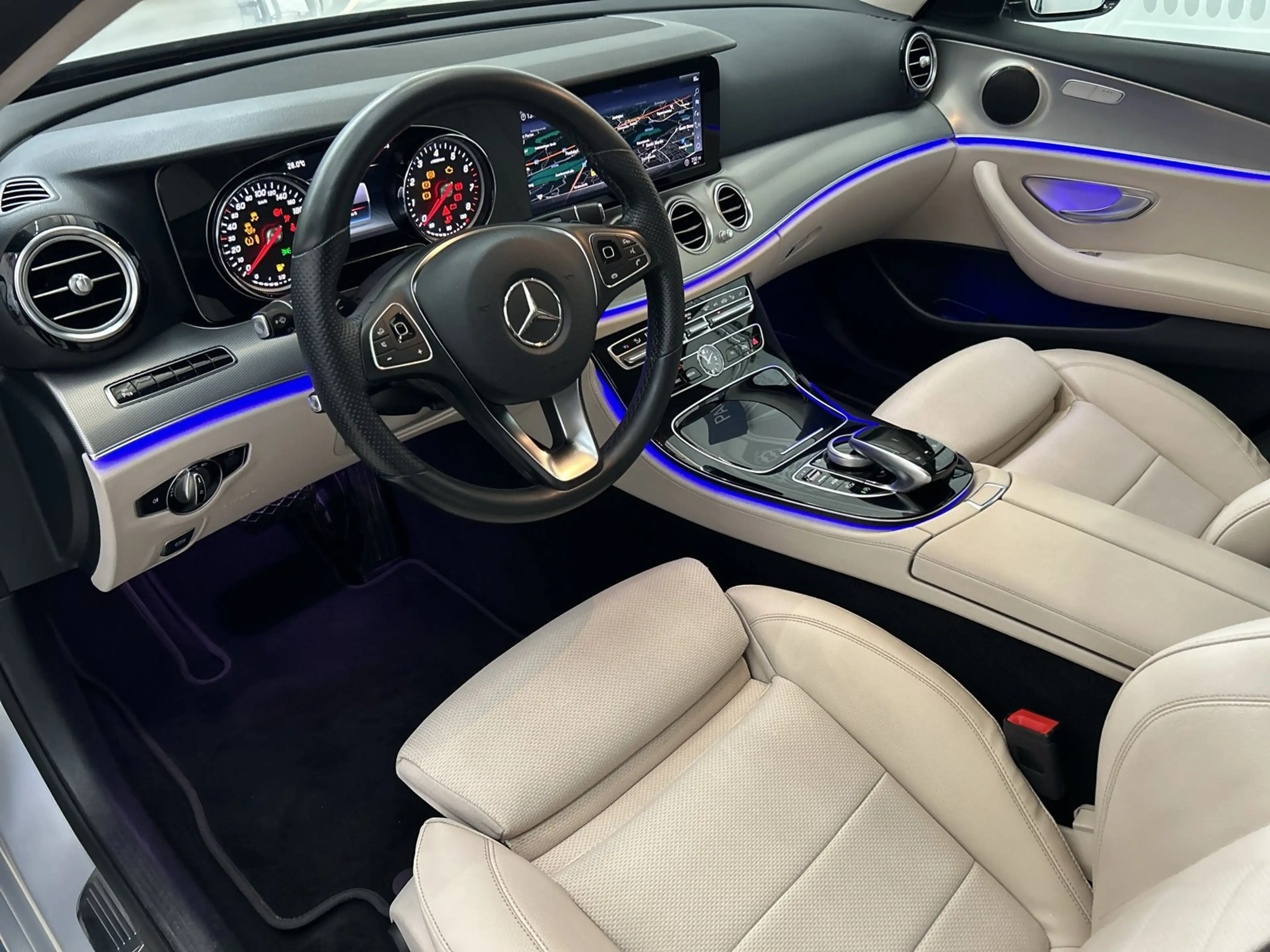 Mercedes-Benz E 400 4MATIC Limousine SHZ Navi — photo 12