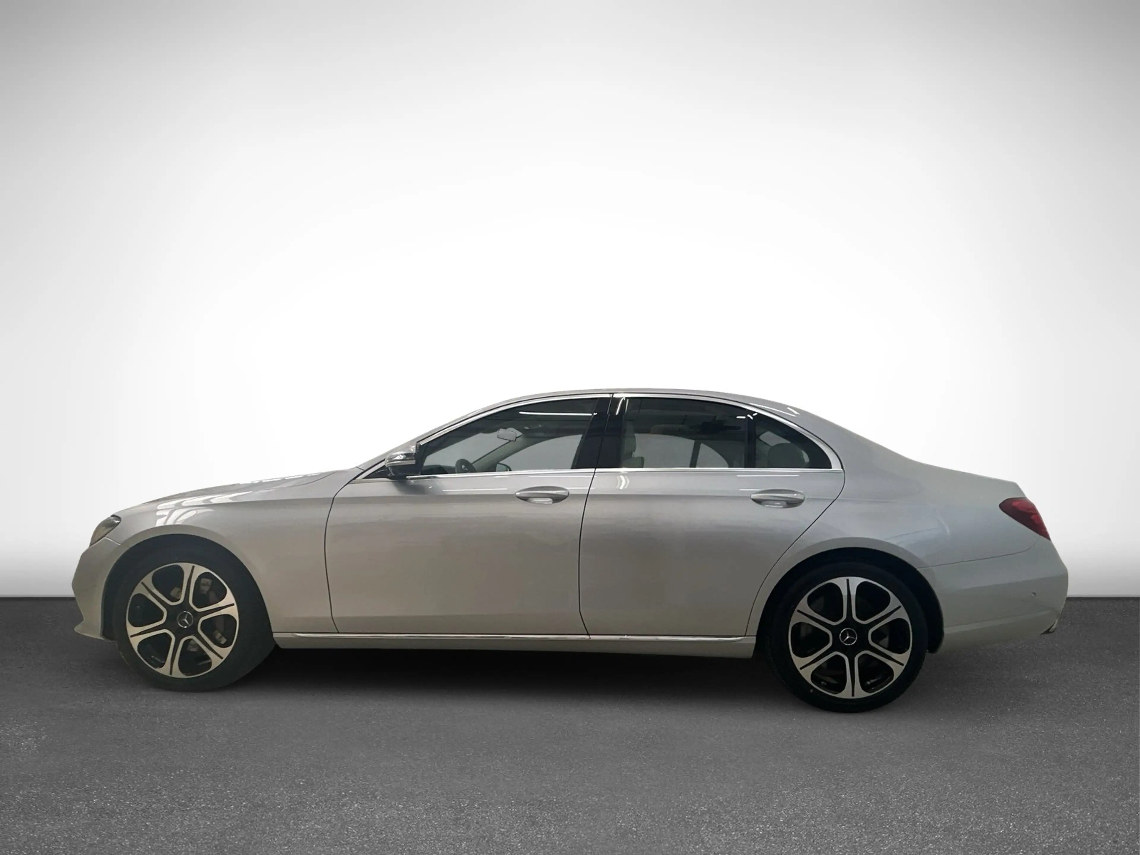 Mercedes-Benz E 400 4MATIC Limousine SHZ Navi — photo 7