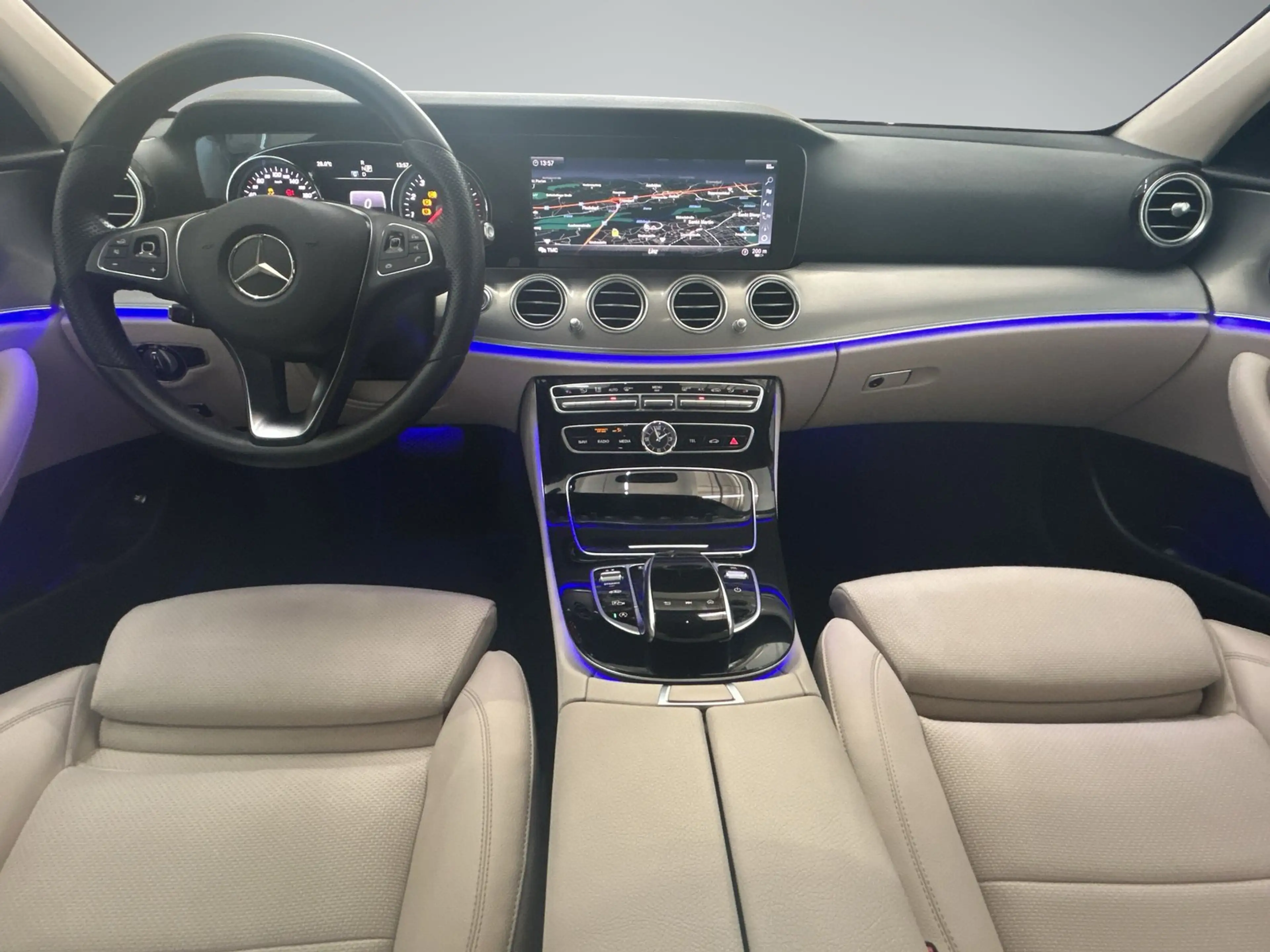 Mercedes-Benz E 400 4MATIC Limousine SHZ Navi — photo 8