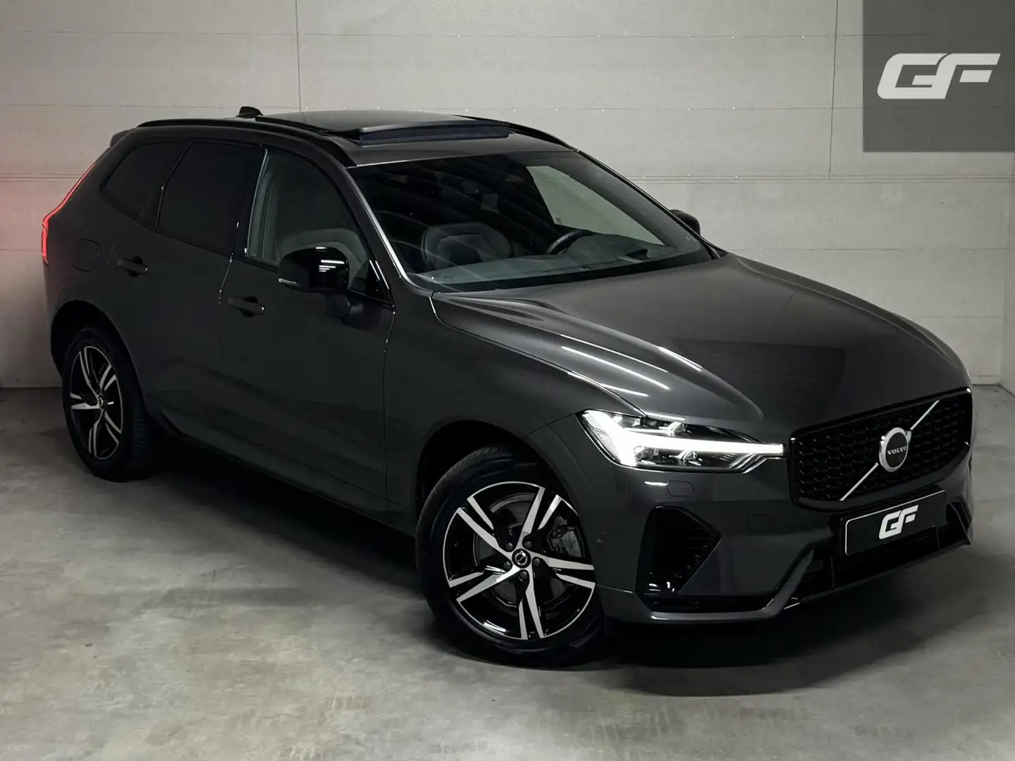 Volvo XC60 2.0 T6 Recharge AWD R-Design Pano Luchtvering H/K Grijs - 2