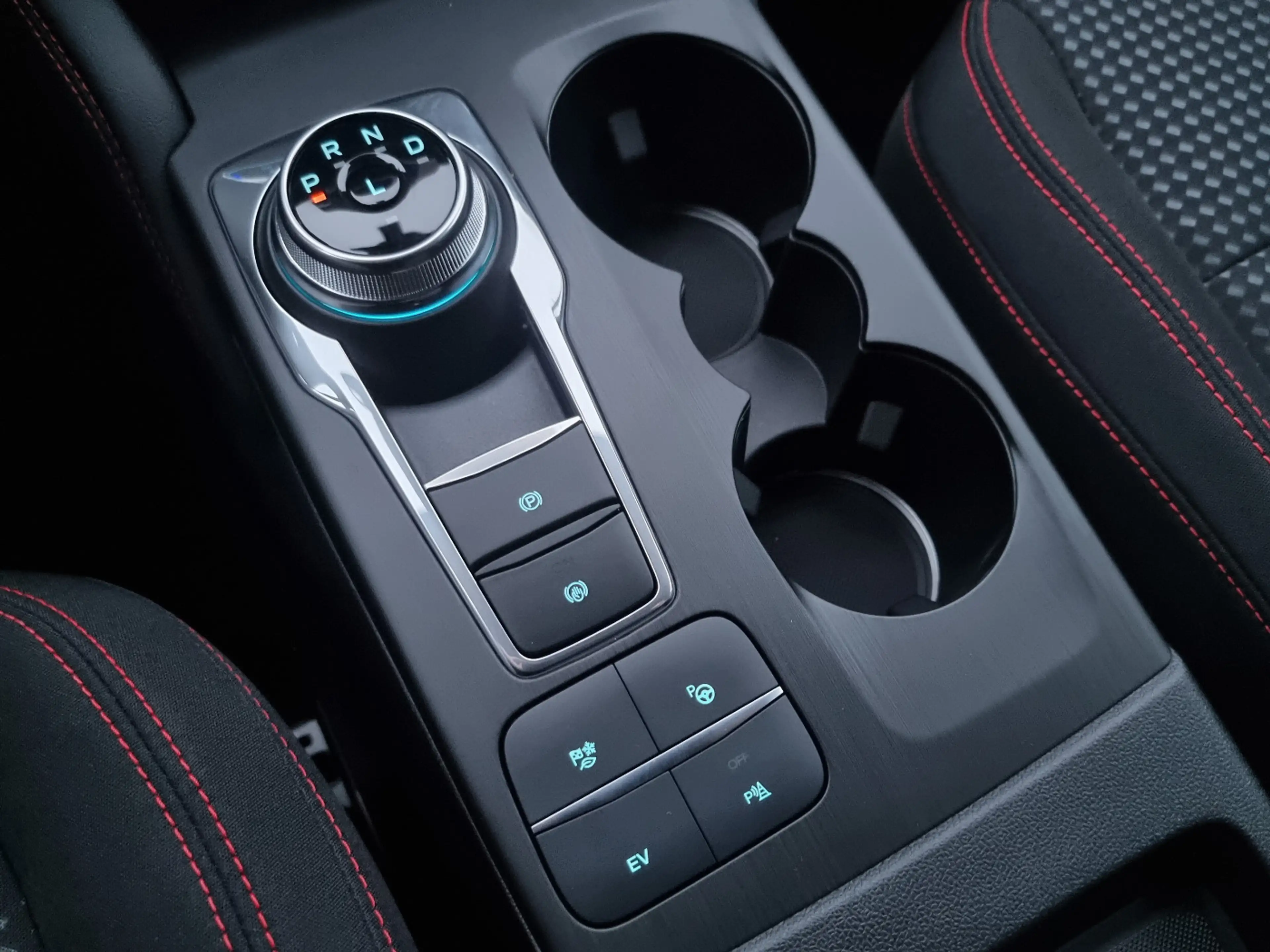 Ford Kuga ST-Line Navigation+Kamera+Winterpaket — photo 15