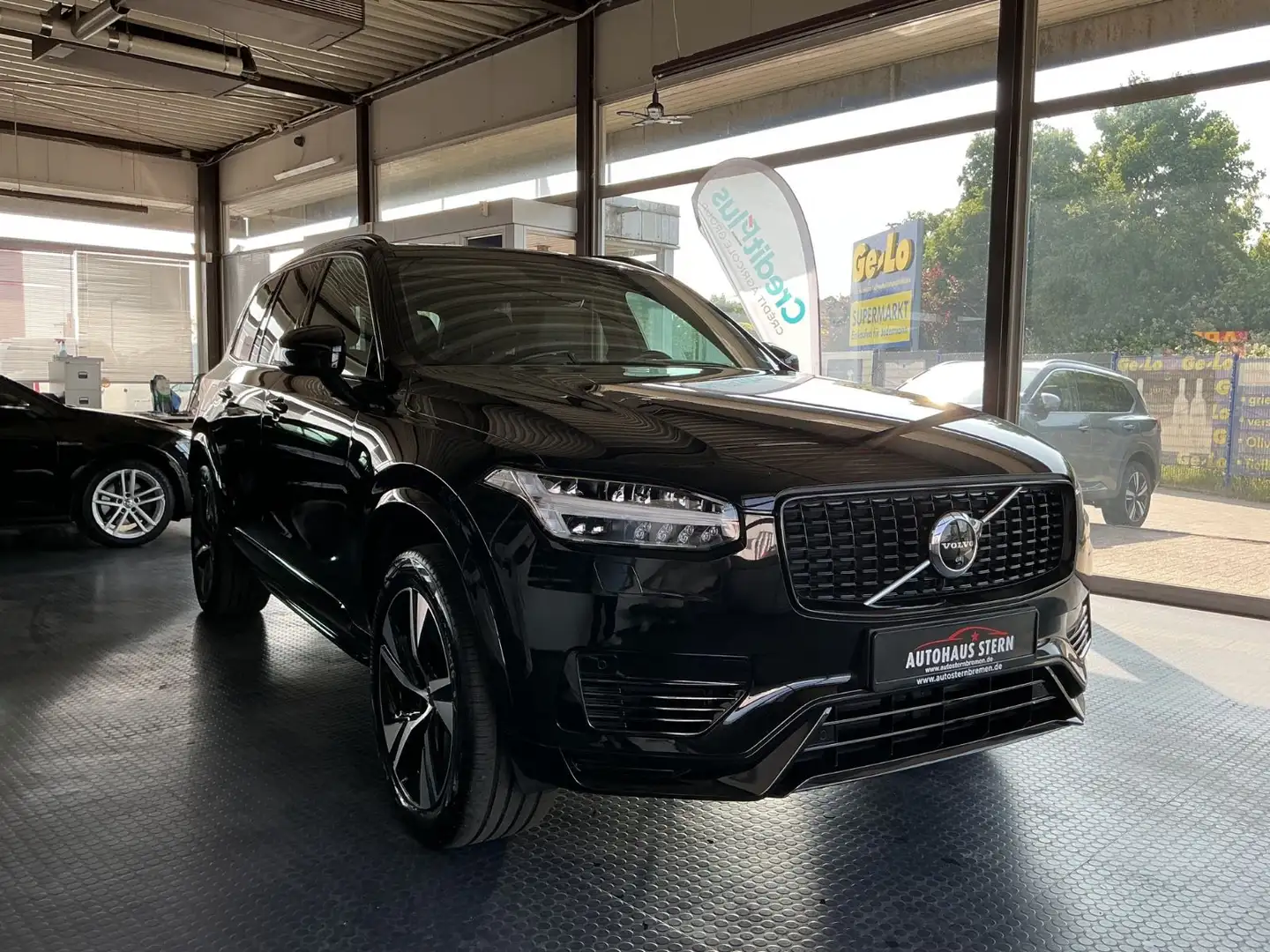 Volvo XC90 R Design Edition Recharge Plug-In Hybrid Schwarz - 1