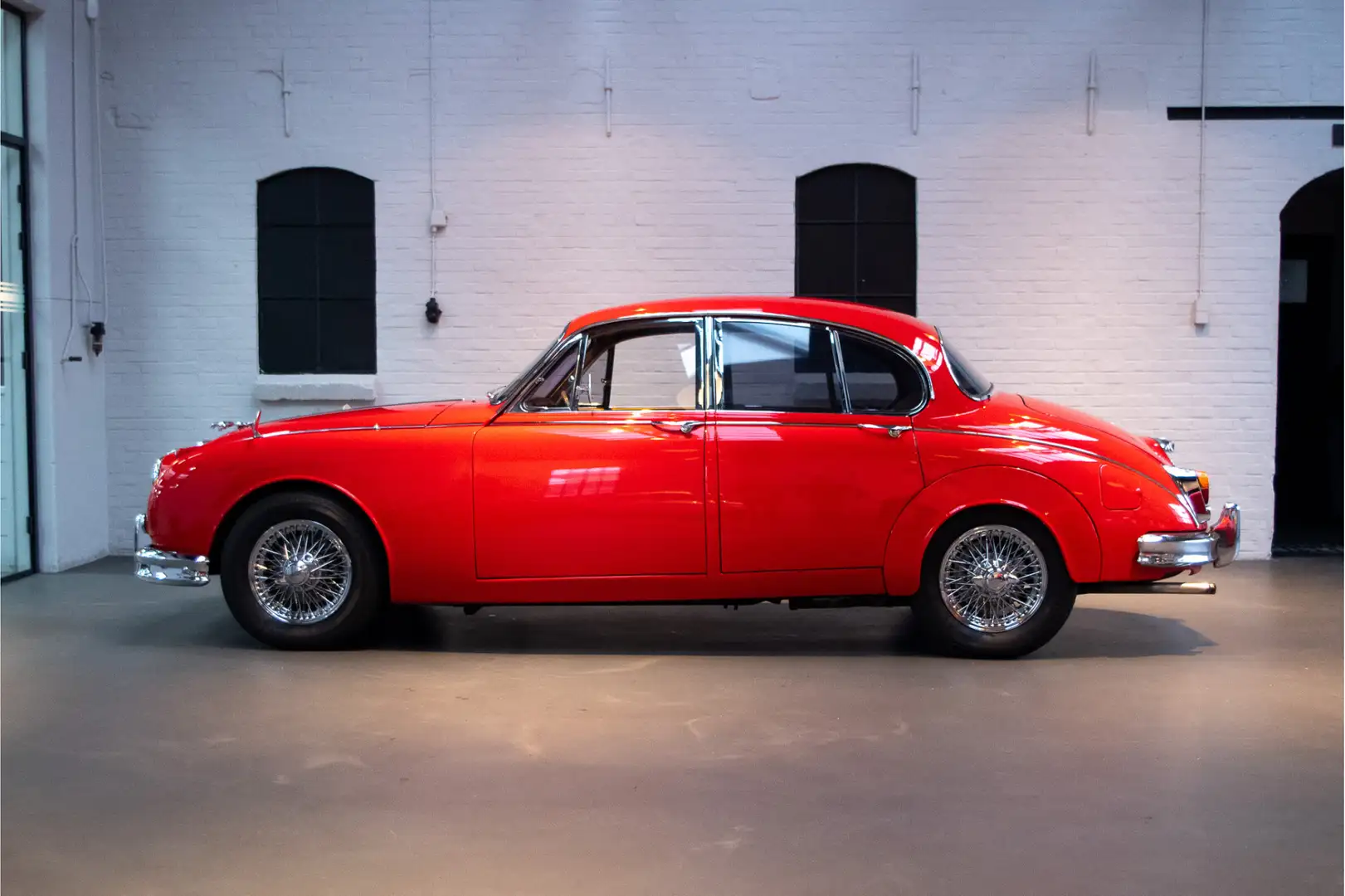 Jaguar MK II 3.8 RHD Rood - 2