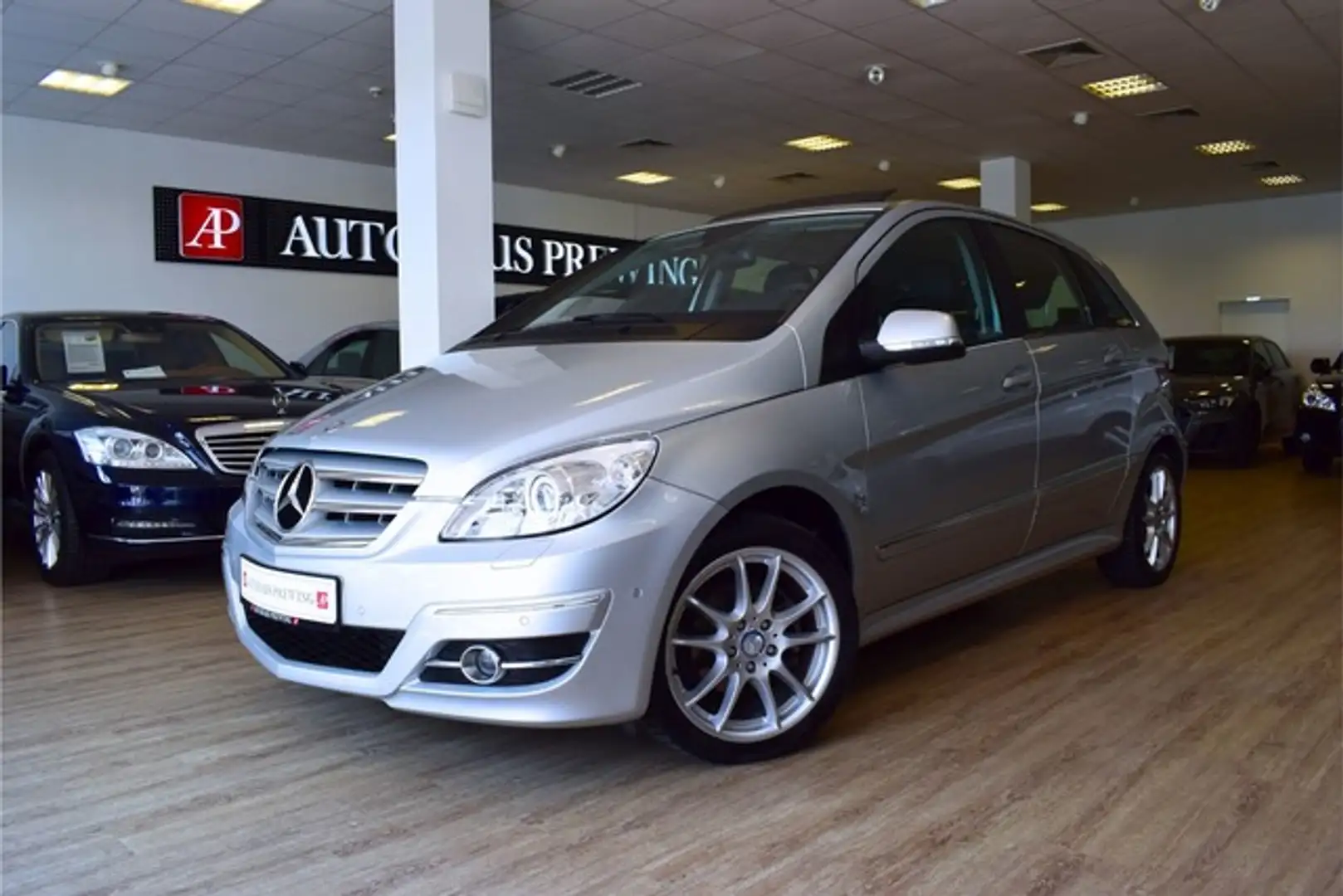 Mercedes-Benz B 180 SPORTPAK./XENON/PANO/COMAND/MTL.RATE 115,- Plateado - 1