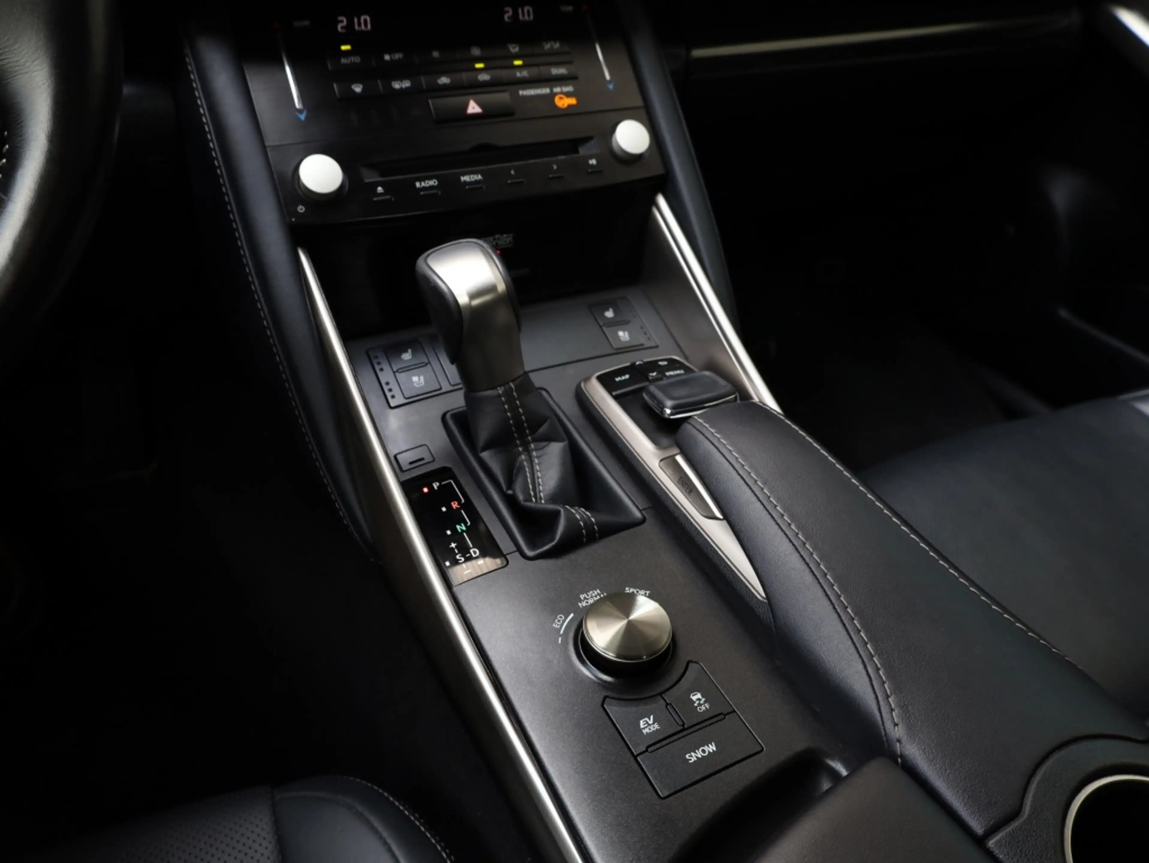 Lexus IS 300 300h Hybrid Luxury Line | Mark Levinson | Stoelven — photo 22