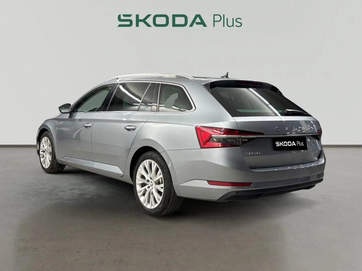 Skoda Superb Combi 2.0TDI AdBlue Style DSG 110kW Plateado - 2