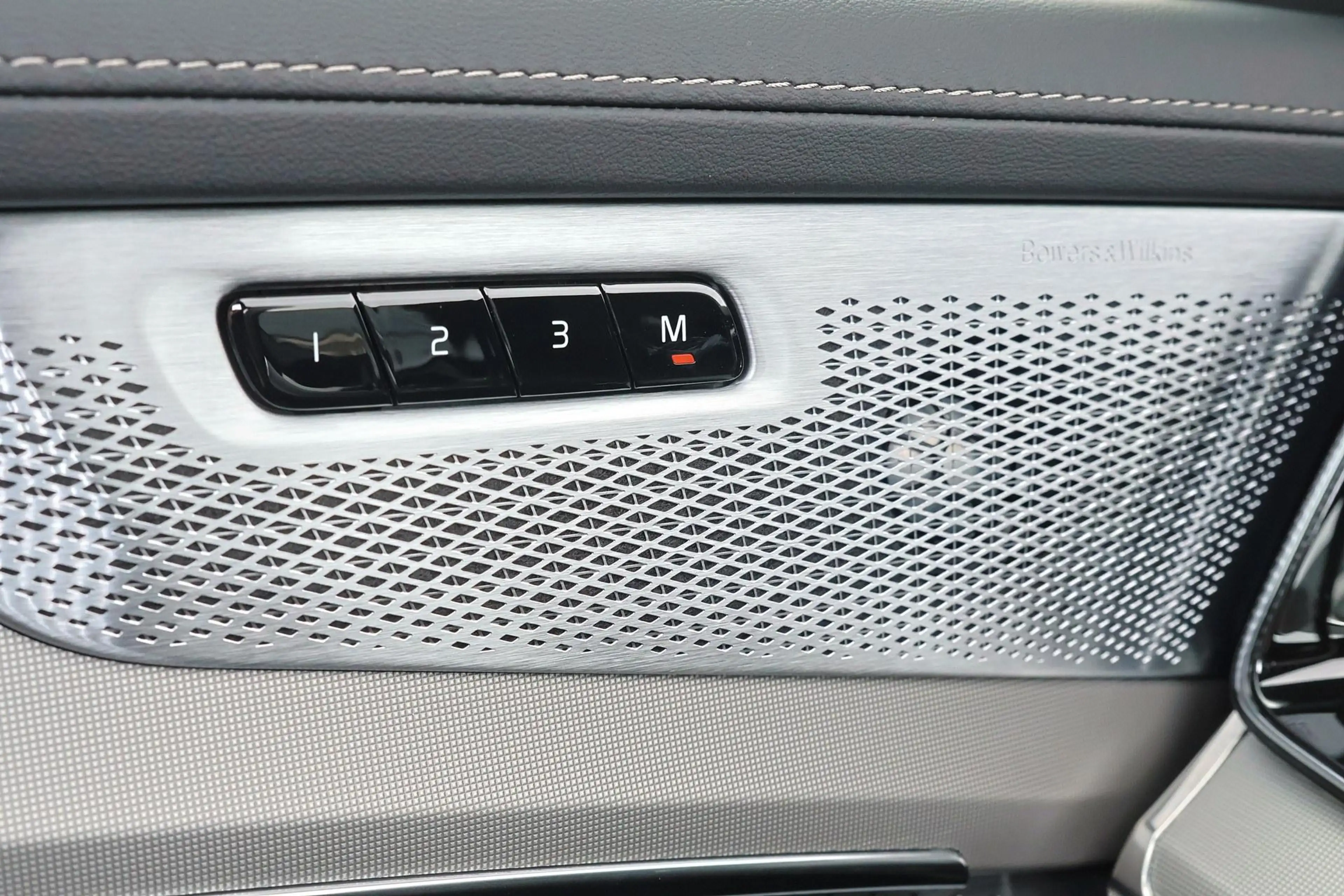 Volvo XC90 T8 Recharge AWD Ultra Black Ed. Exec. - Luchtverin — photo 10