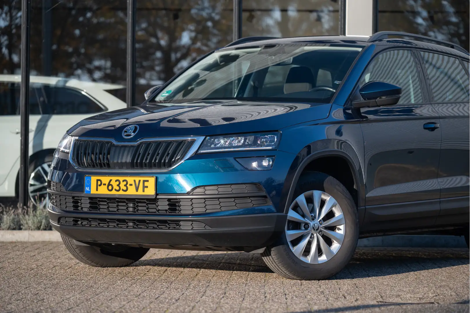 Skoda Karoq 1.0 TSI Business Edition | Navi by App | Trekhaak Blauw - 2