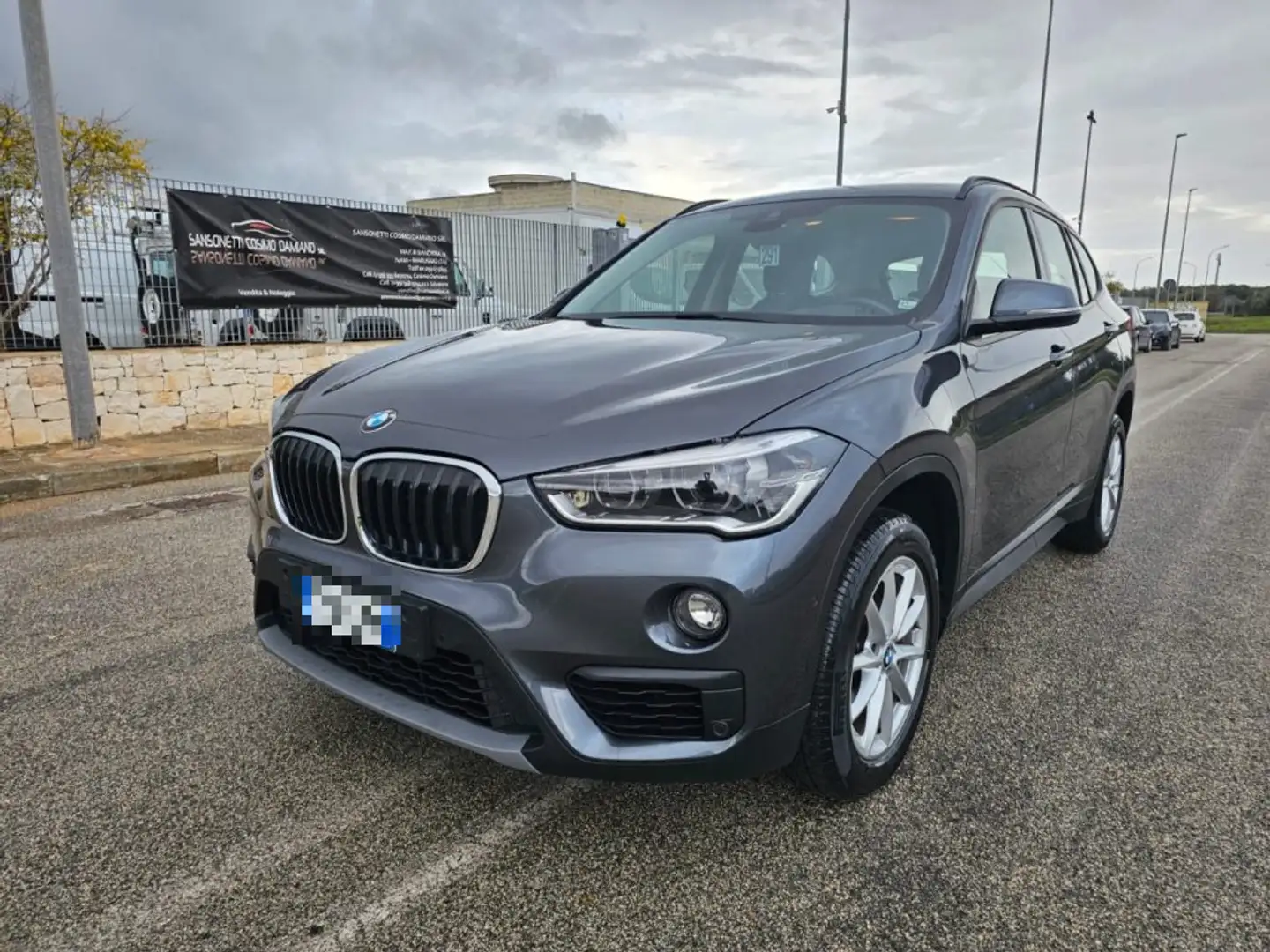 BMW X1 sDrive16d Business Sport Grau - 1