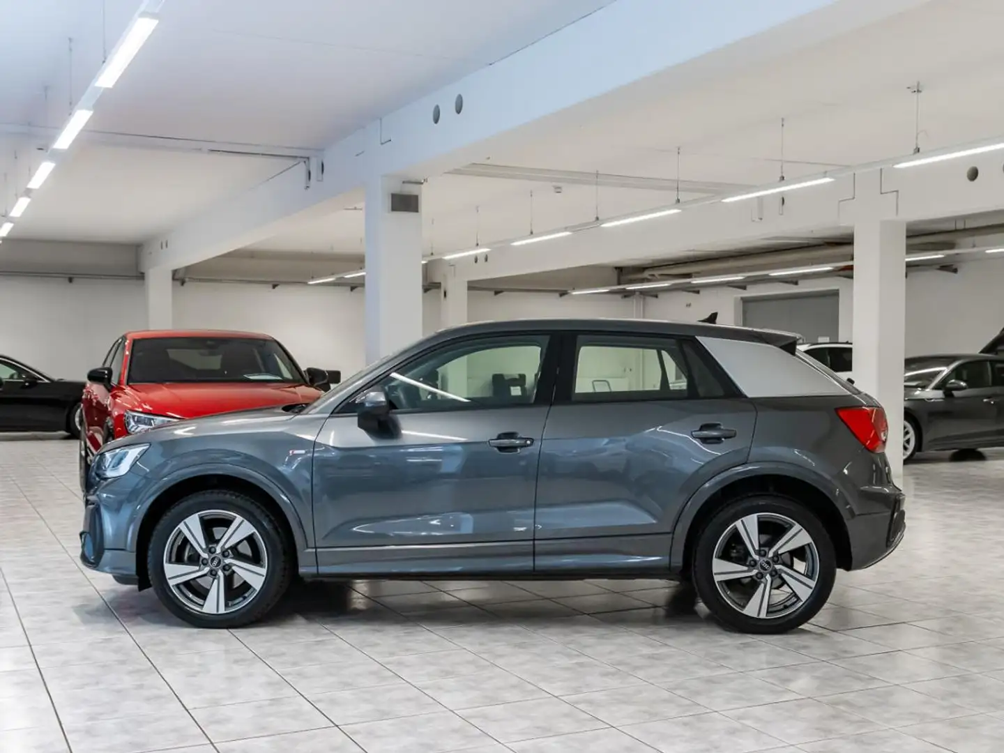Audi Q2 S line 40 TFSI quattro S tronic Grau - 2