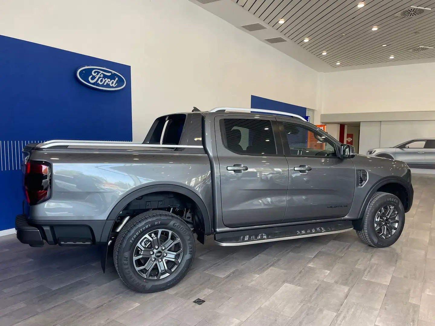 Ford Ranger Doble Cabina 2.0 EcoBlue S&S Wildtrak Aut. Grijs - 2