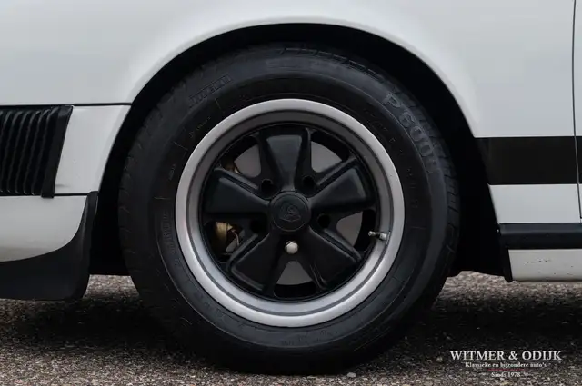 Porsche 911 view 14