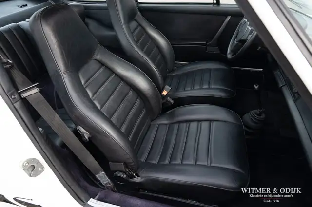Porsche 911 view 6