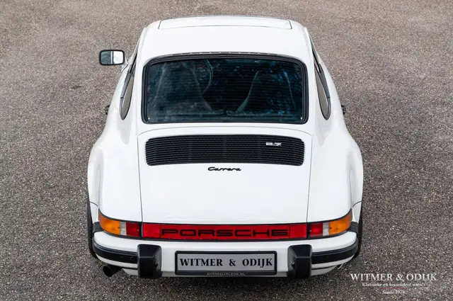 Porsche 911 view 13