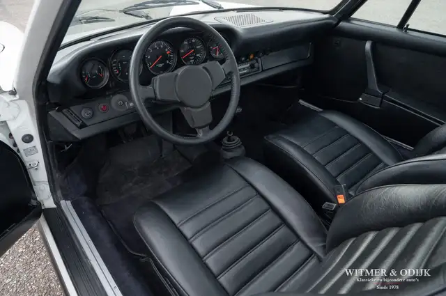 Porsche 911 view 4