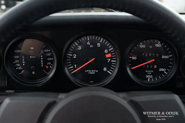 Porsche 911 view 7